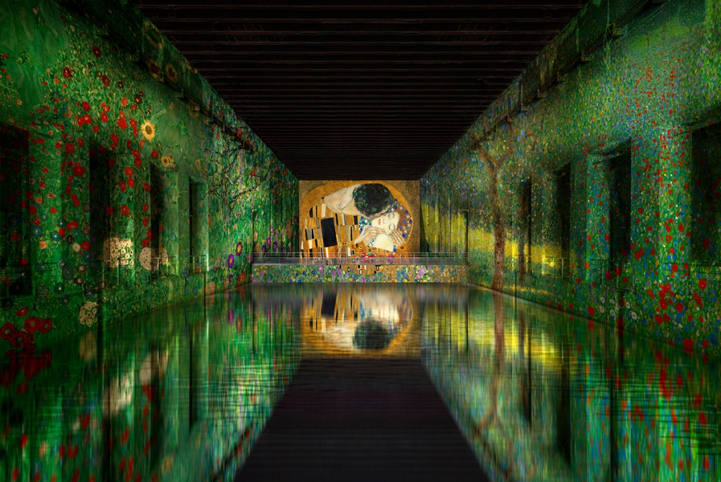 Wystawa Klimta w Bassins de Lumières w Bordeaux