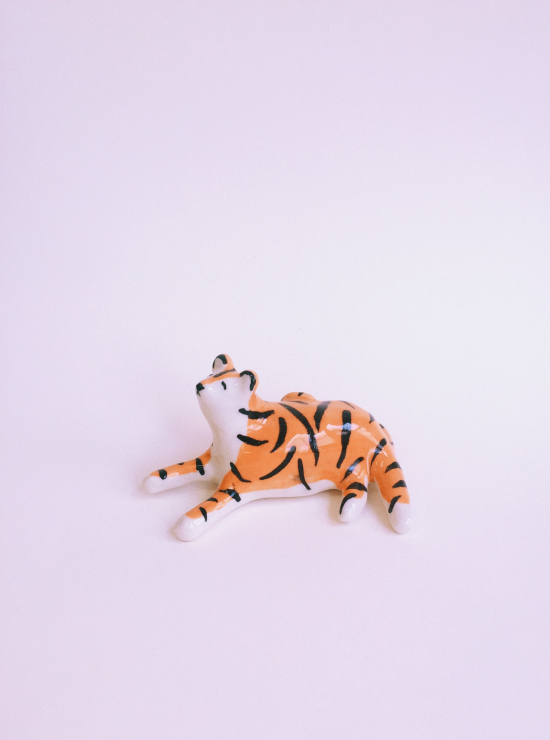 Tygrys, Figurka ceramiczna przedstawiająca zrelaksowanego, cętkowanego kota, Trzask Ceramics, 100 zł