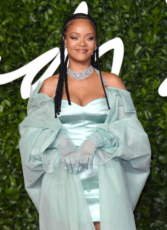 Rihanna na The Fashion Awards 2019 (w sukience własnej marki Fenty)