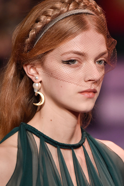 Nude z nowoczesnym akcentem na oko - makijaż z pokazu haute couture marki Dior [Get the look]