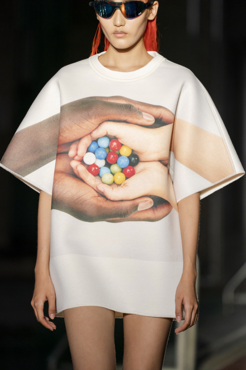 Modne koszulki na wiosnę 2020: t-shirty z wybiegu