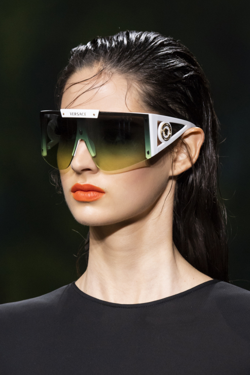 Okulary przeciwsłoneczne z filtrem Versace, trendy wiosna lato 2020