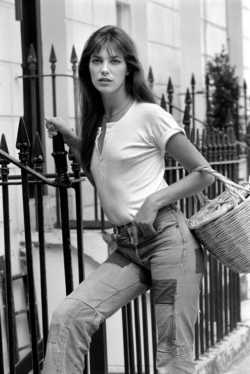 Jane Birkin z ulubionym koszykiem, który nosiła zamiast torebki, 1974 rok.