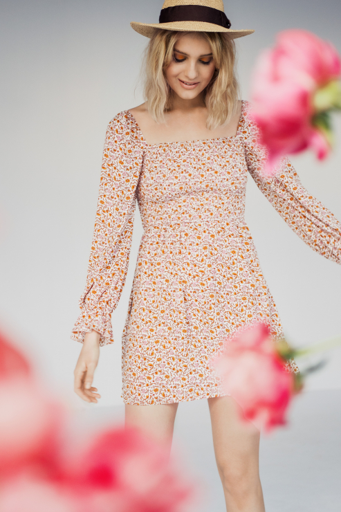 Sukienki w kwiatowe wzory i pastelowe bluzki z organzy - w nowej kolekcji Renee Design zakochają się wszystkie romantyczki