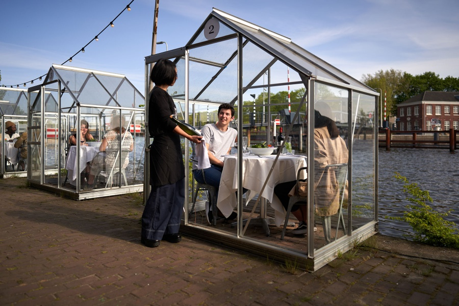 Restauracja z Amsterdamu znalazła sposób znalazła sprytny sposób na utrzymanie dystansu między gośćmi