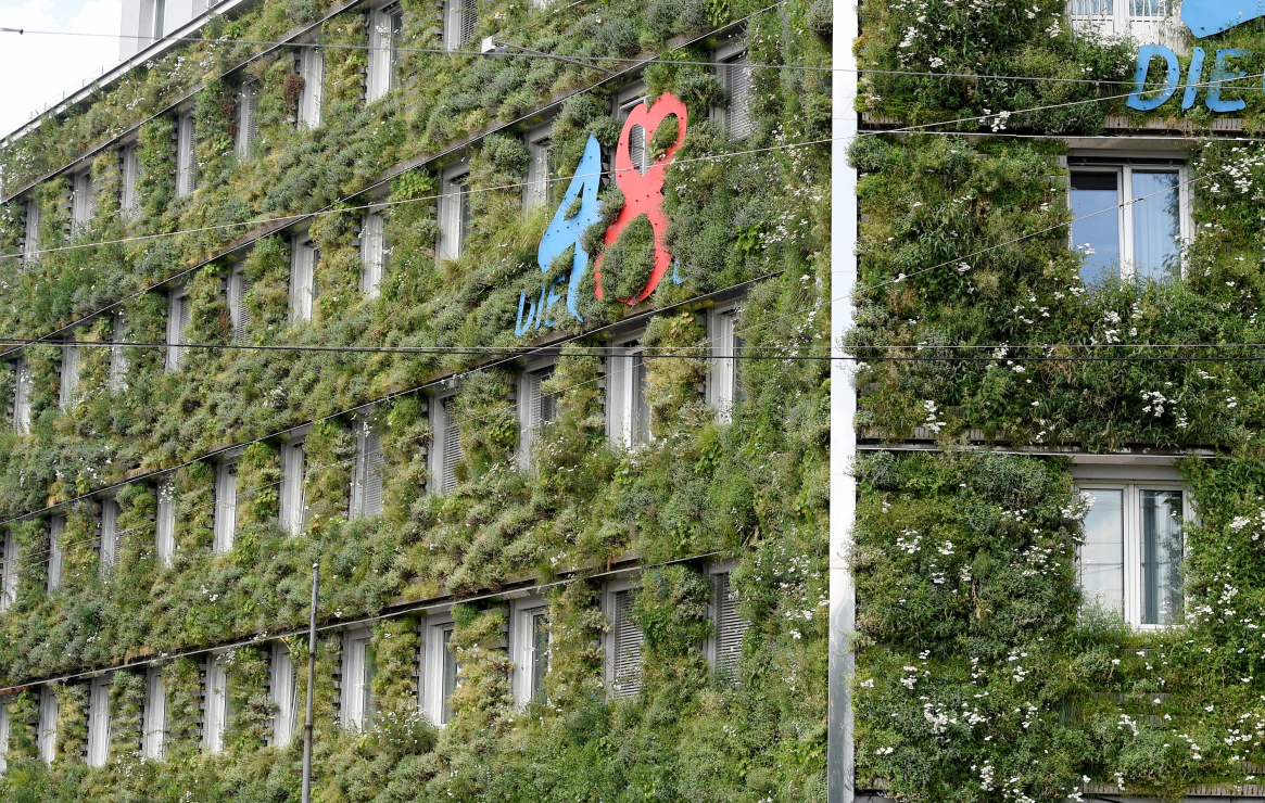 Zielona fasada Siedziby Miejskiego Wydziału Gospodarki Odpadami w Wiedniu