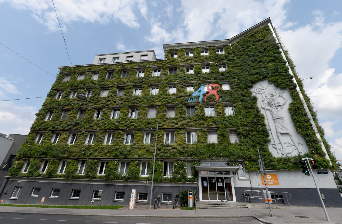 Zielona fasada Siedziby Miejskiego Wydziału Gospodarki Odpadami w Wiedniu