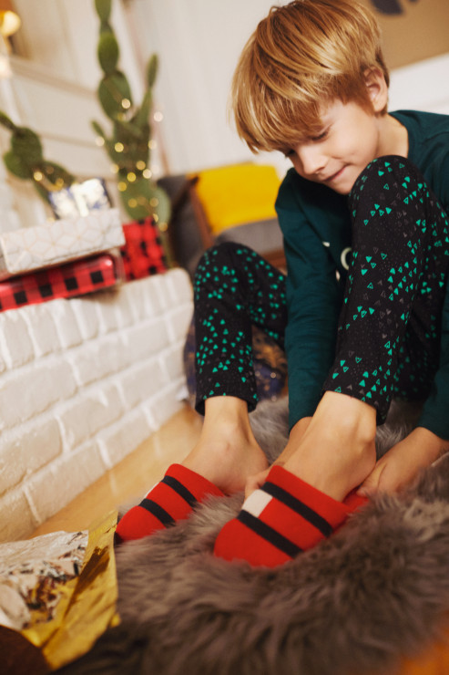 "Tworzymy nowe tradycje" - odmieniona świąteczna rzeczywistość w nowej kampanii marki Tommy Hilfiger