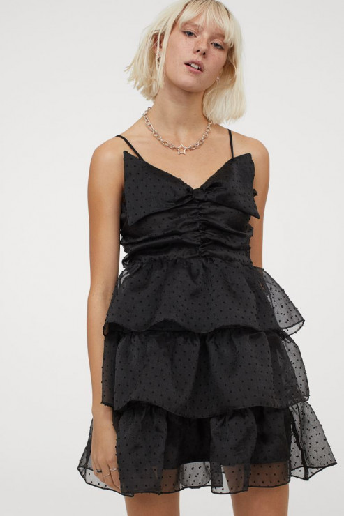 Czarna sukienka na święta 2020, H&M. Falbaniasta sukienka z kokardą 129,99 zł