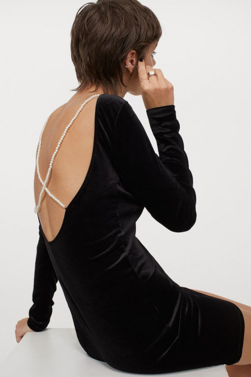 Czarna sukienka na święta 2020, H&M. Sukienka ze sznurami korali 99,99 zł