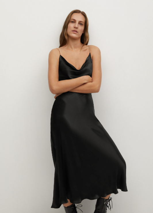 Czarna sukienka na święta 2020, Mango. Satynowa sukienka na ramiączkach z łańcuszków 249,99 zł