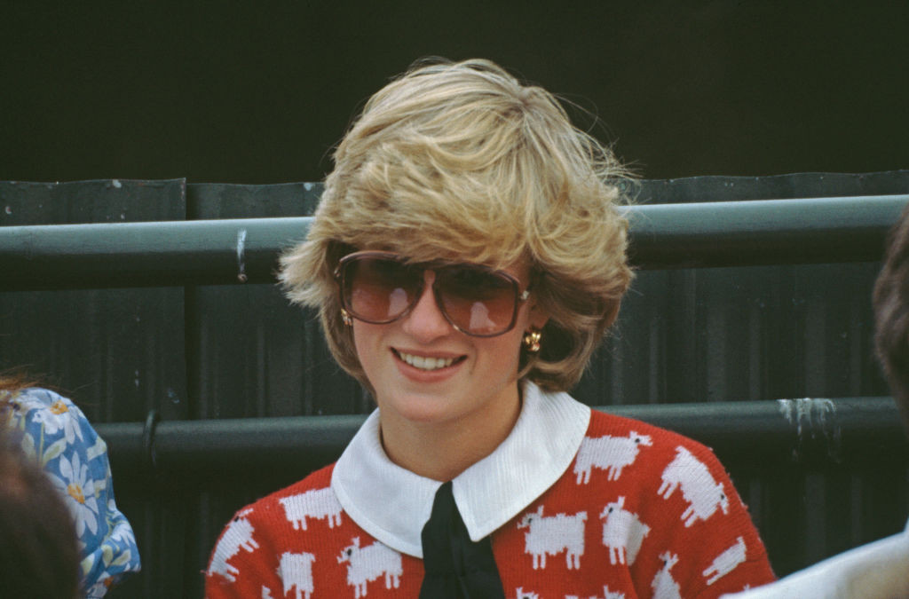 Księżna Diana: sweter czerwony w owce