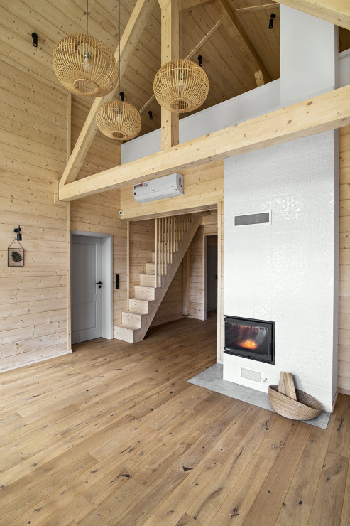 Drewniany dom w lesie, projekt wnętrz: CudnieBosko