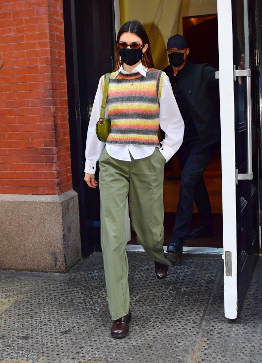 Kamizelka swetrowa w paski z Mango w stylizacji Kendall Jenner