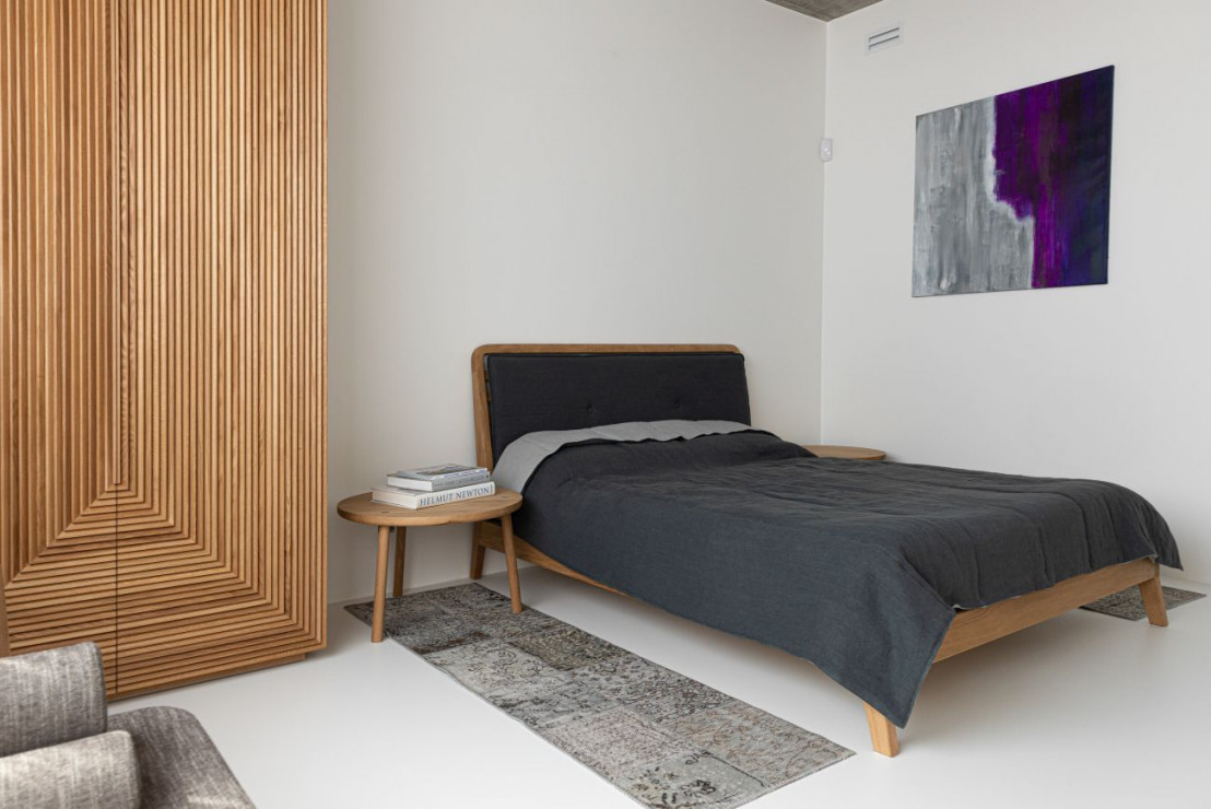 Minimalistyczna sypialnia od Loft Kolasiński
