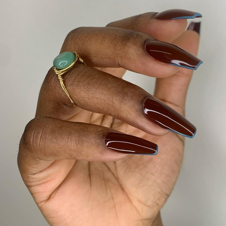 Ten “brzydki” kolor paznokci nieoczekiwanie stał się jednym z najpopularniejszych na Instagramie. Jak nosić brązowy manicure?