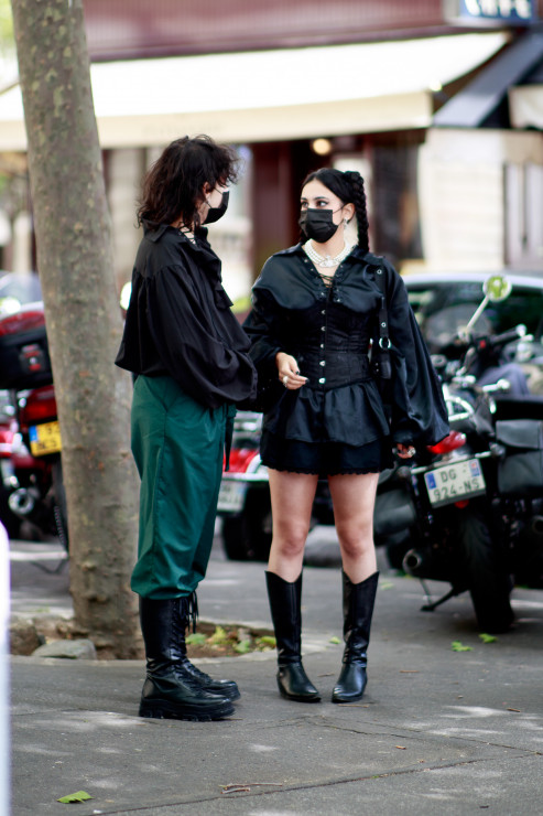 Paryż;  haute couture fashion week jesień-zima 2021/2022 [street fashion]