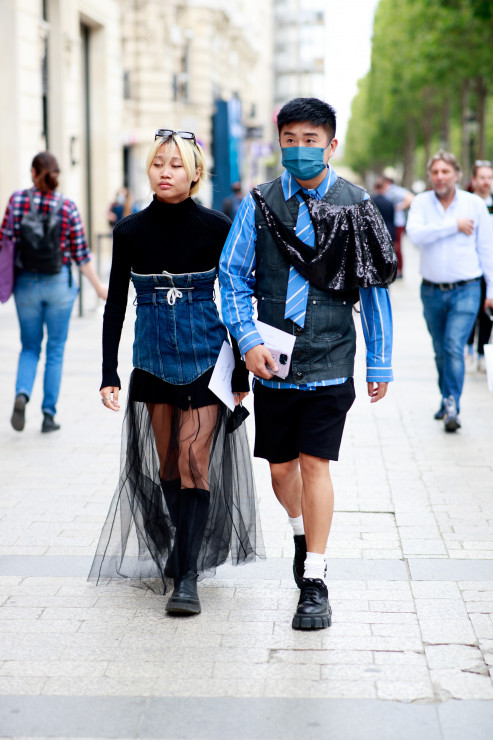 Paryż:  haute couture fashion week jesień-zima 2021/2022 [street fashion]