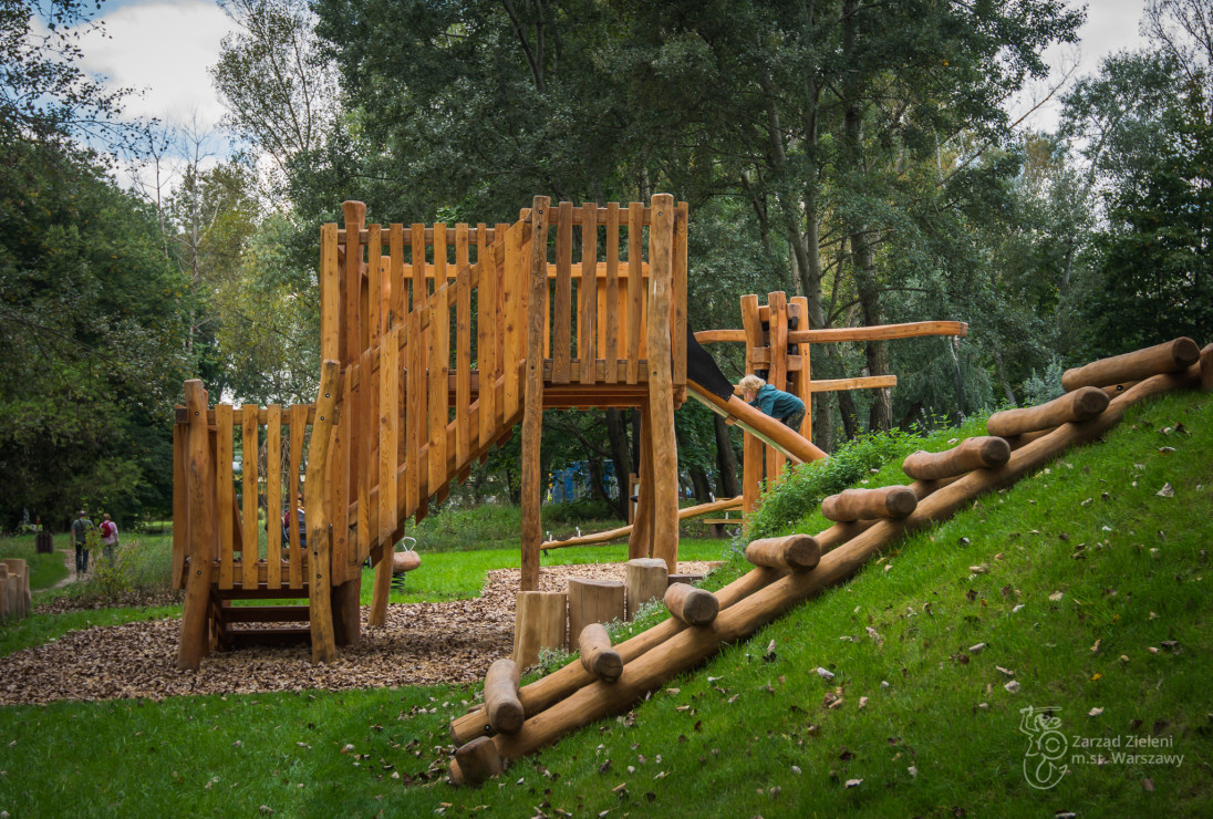 Naturalny plac zabaw w Parku Dolinka Służewska