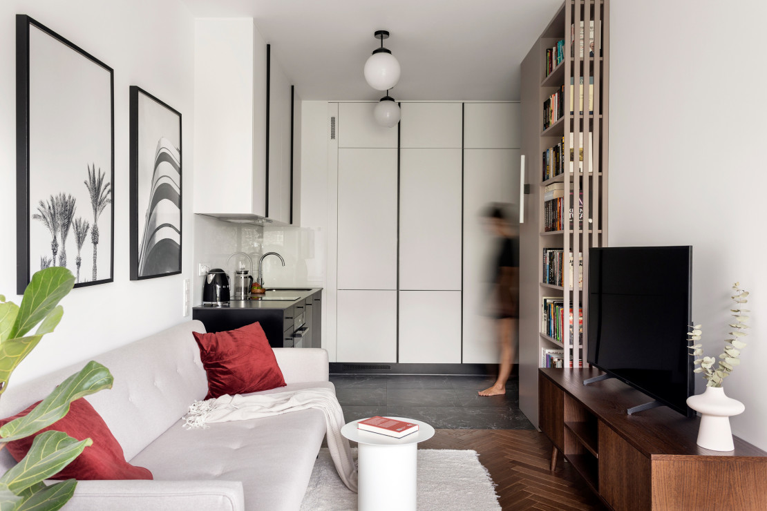Niewielkie mieszkanie z czerwonymi akcentami, projekt: Katarzyna Schudy (Schudy Studio) we współpracy z Justyną Fabirkiewicz