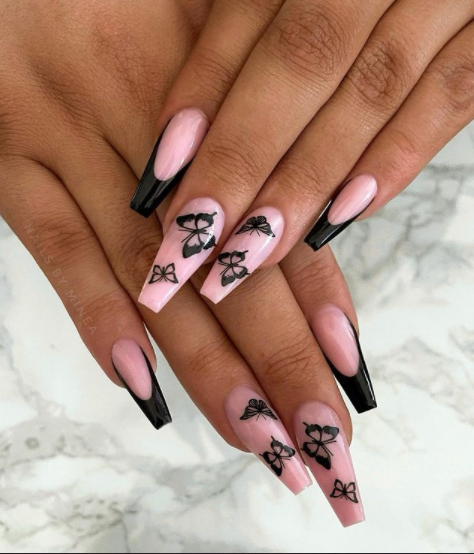 Jak w prosty sposób namalować motyla na paznokciach? Efektowny manicure, który uwielbia Kylie Jenner