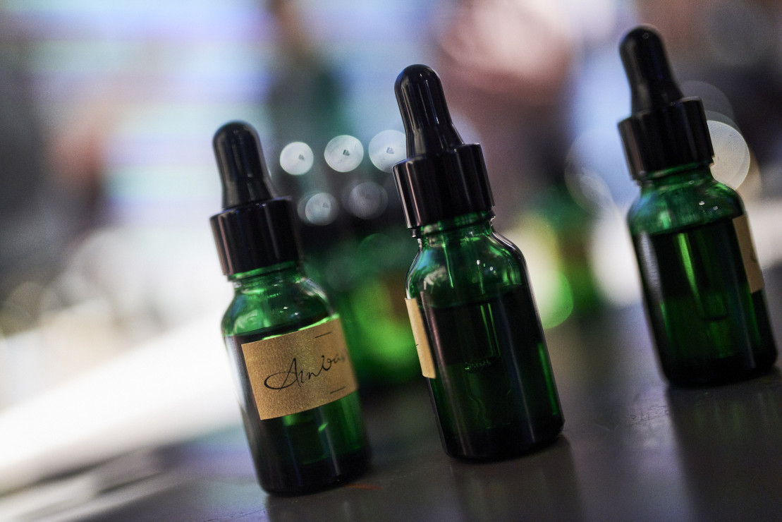 Tajniki aromaterapii: jak olejki eteryczne wpływają na nasze zdrowie i urodę?