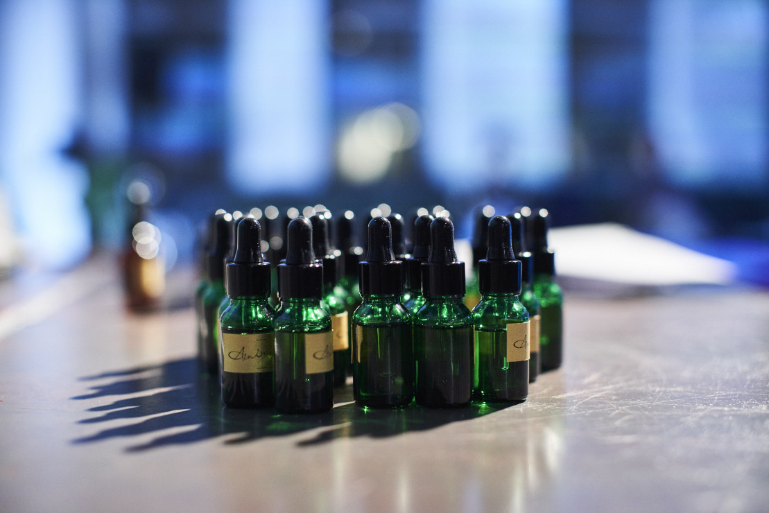 Tajniki aromaterapii: jak olejki eteryczne wpływają na nasze zdrowie i urodę?