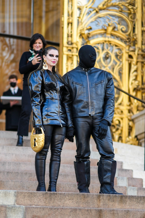 Julia Fox i Kanye West, aktorka/modelka i muzyk, Tydzień Mody w Paryżu