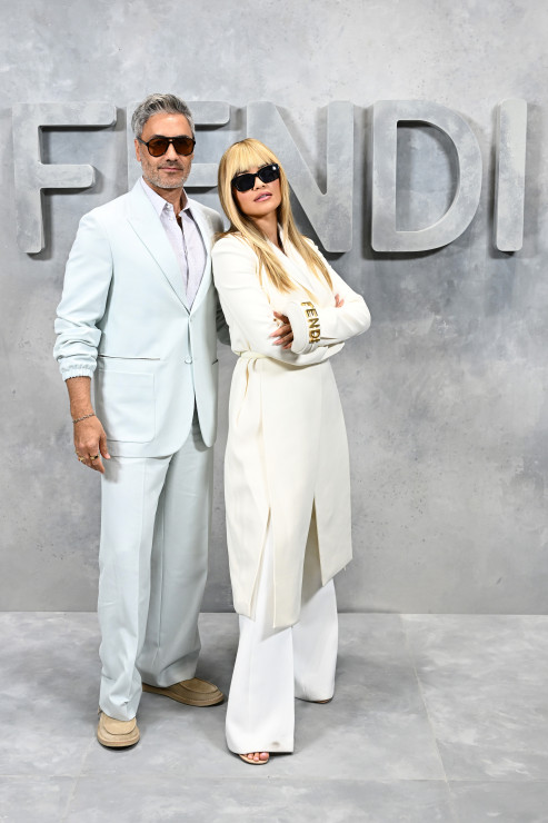 Taika Waititi i Rita Ora, reżyser/aktor i wokalistka, na pokazie Fendi, Tydzień Mody w Mediolanie