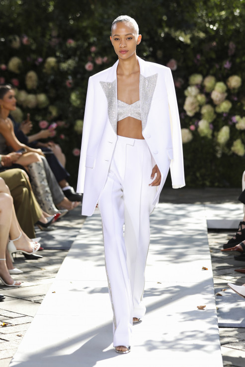 Trendy wiosna-lato 2022: garnitury i bielizna