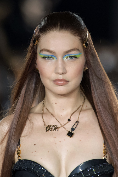 Modne fryzury wiosna-lato 2022: Versace