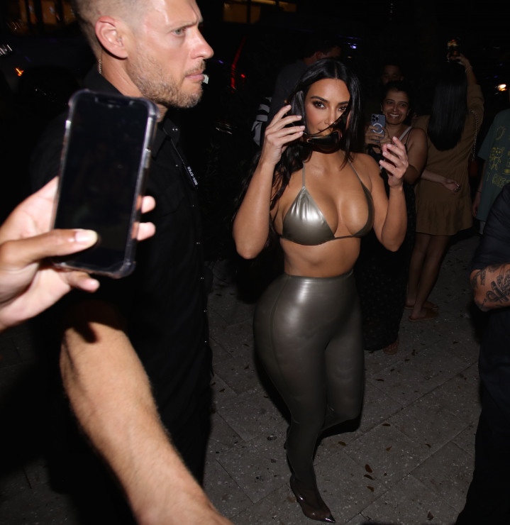 Kim Kardashian podczas otwarcia sklepu SKIMS w Miami