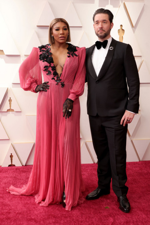 Oscary 2022: różowe suknie