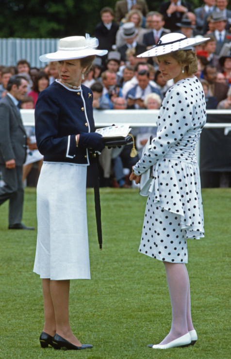 Księżna Diana w sukience projektu Victora Edelsteina na wyścigach, 1986 rok.