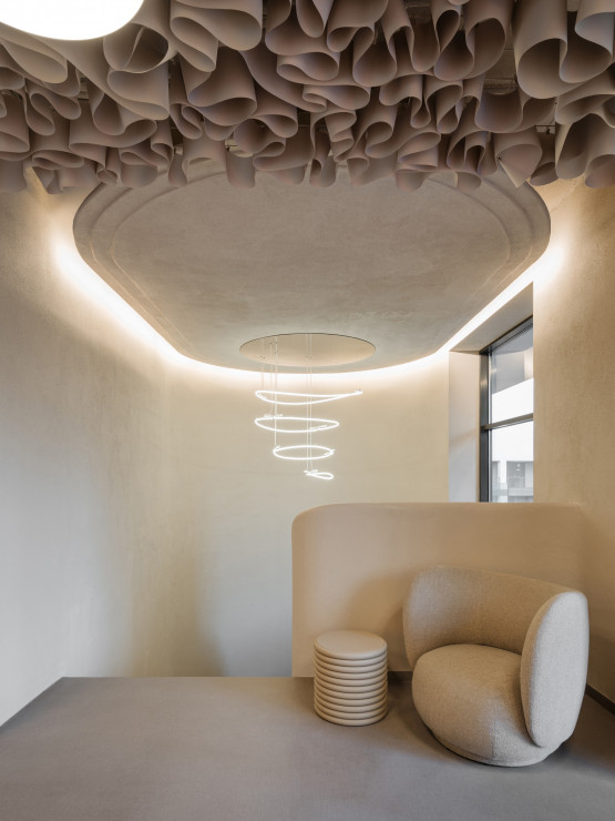 Wnętrze salonu fryzjerskiego inspirowane krajobrazem pustyni, projekt: NOKE Architects