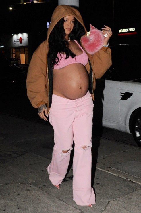 Rihanna - ciążowa stylizacja różowa
