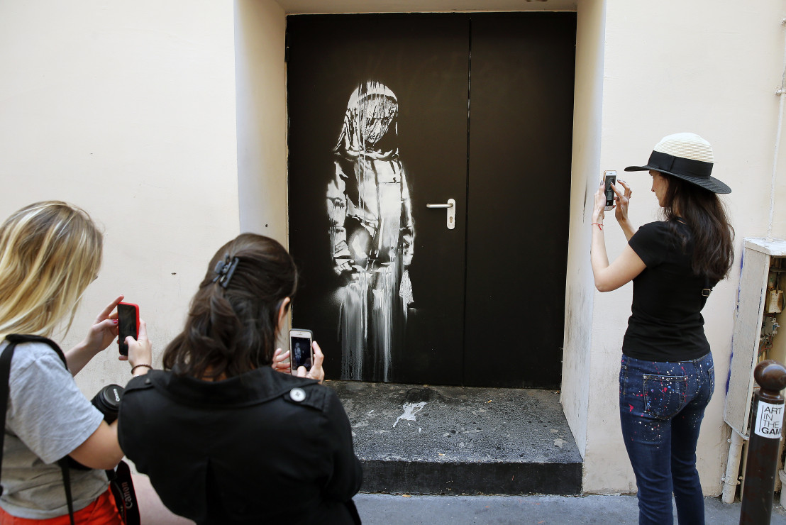 Graffiti Banksy’ego upamiętniające zamach w hali Bataclan