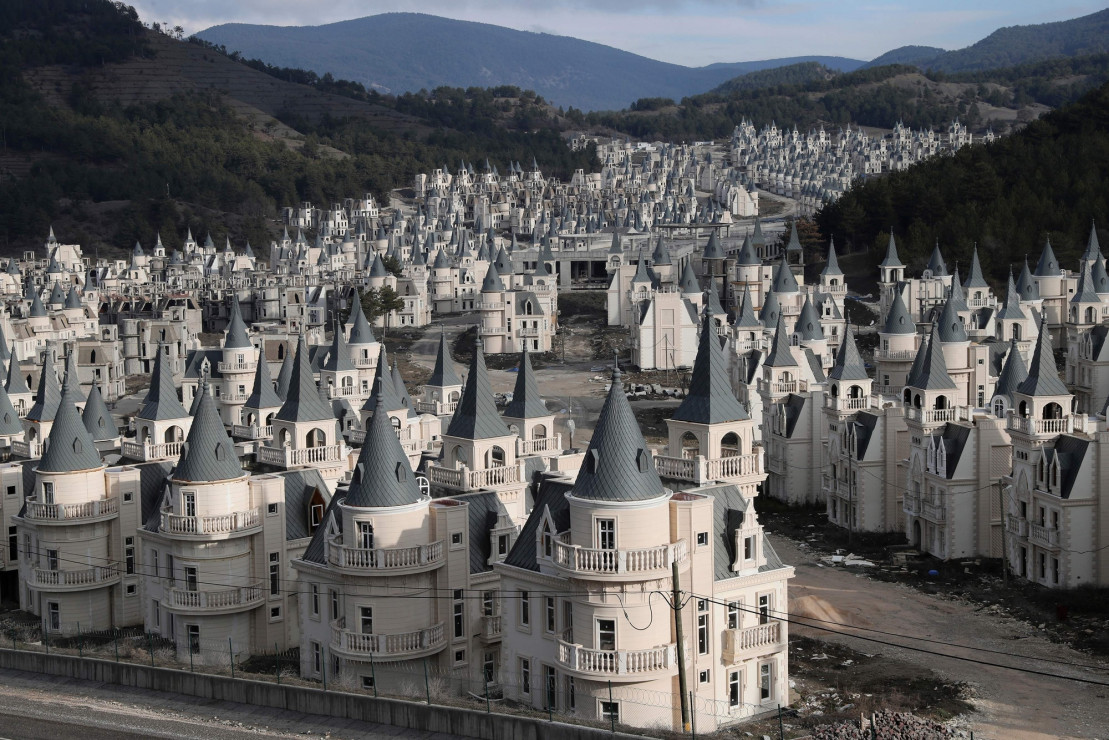 W Turcji zbudowano całe osiedle betonowych zamków Disneya