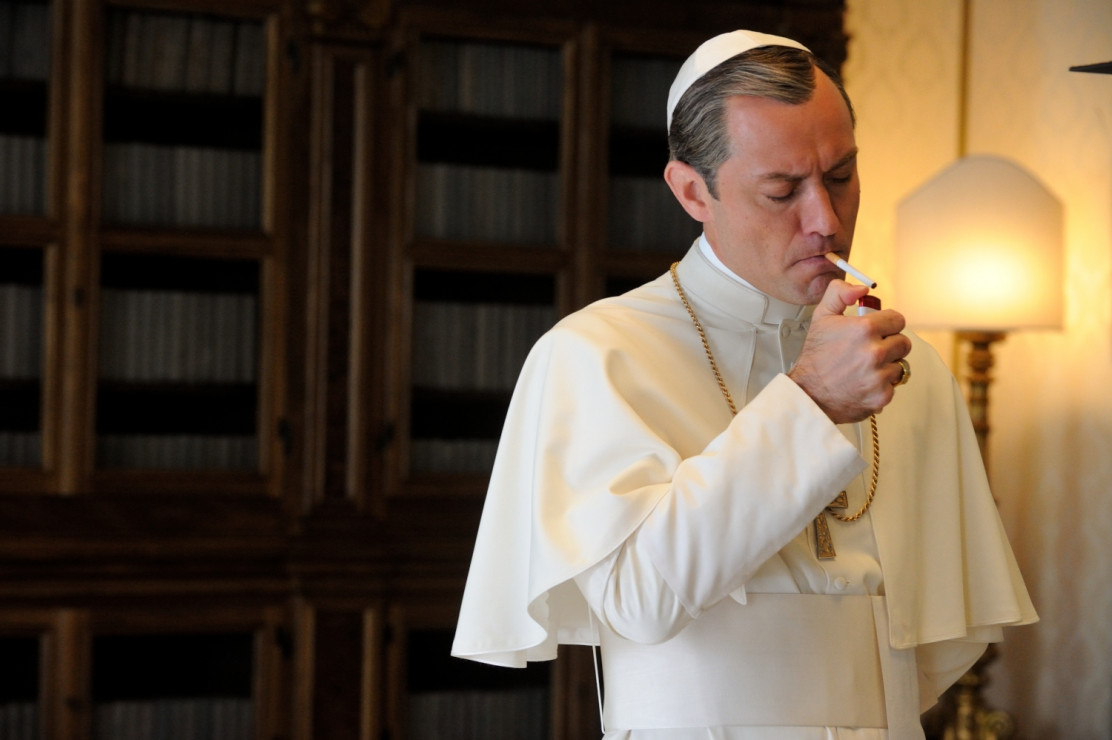 „Młody papież” powraca! Oprócz Jude’a Law zagra w nim John Malkovich