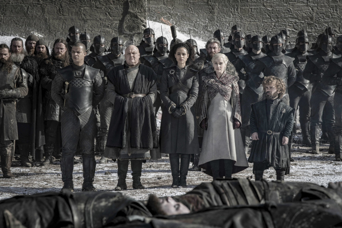 „Gra o tron” – są zdjęcie z 4. odcinka ósmego sezonu. Bohaterzy palą zwłoki po bitwie o Winterfell