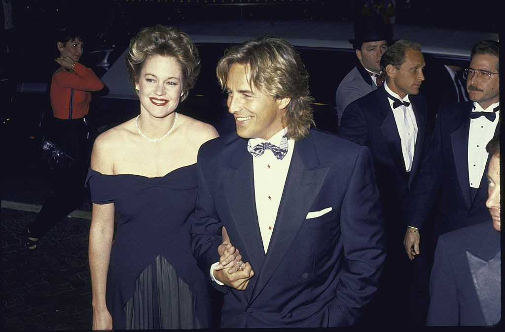 Gwiazdy na czerwonym dywanie w latach 80. Stylizacje Toma Cruise’a, Jodie Foster, Rivera Phoenixa oraz Nicolasa Cage’a [GALERIA]