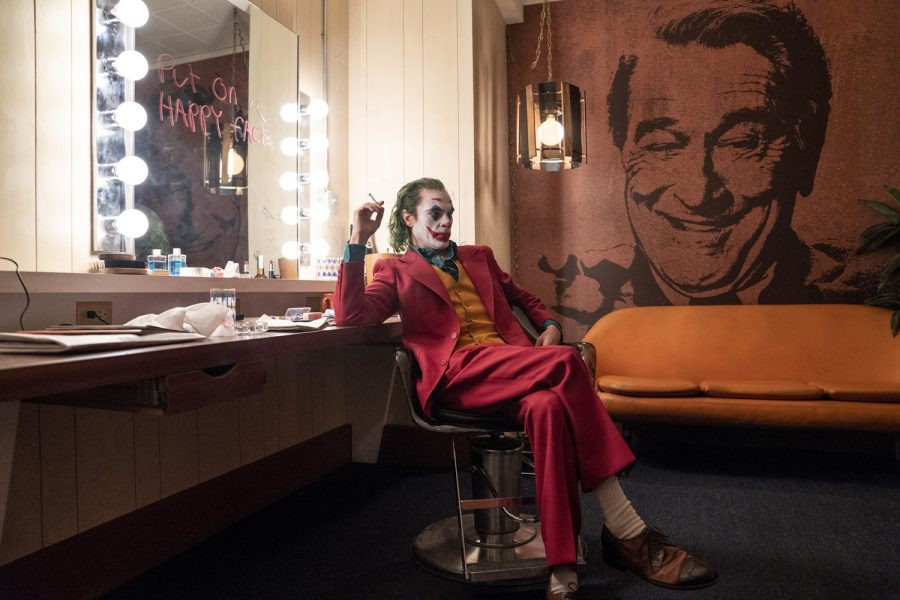 „Joker”: nowe zdjęcia odsłaniają szaleństwo postaci Joaquina Phoenixa [GALERIA]