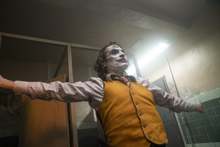 „Joker”: nowe zdjęcia odsłaniają szaleństwo postaci Joaquina Phoenixa [GALERIA]
