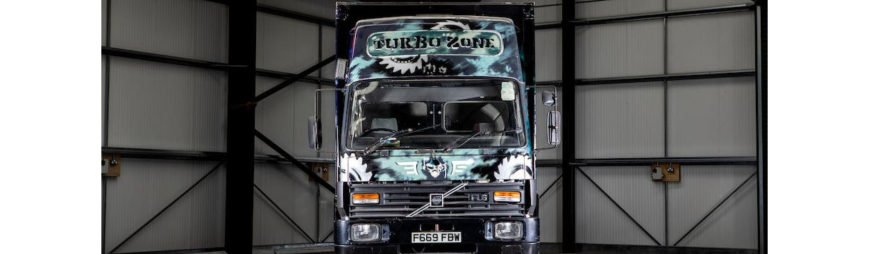 Stara ciężarówka Volvo może sprzedać się za miliony. Wszystko za sprawą Banksy’ego