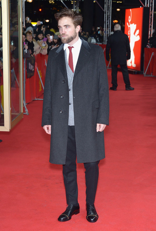 Robert Pattinson to jeden z najbardziej stylowych aktorów. Wystarczy spojrzeć na jego kreacje z czerwonego dywanu [GALERIA[]