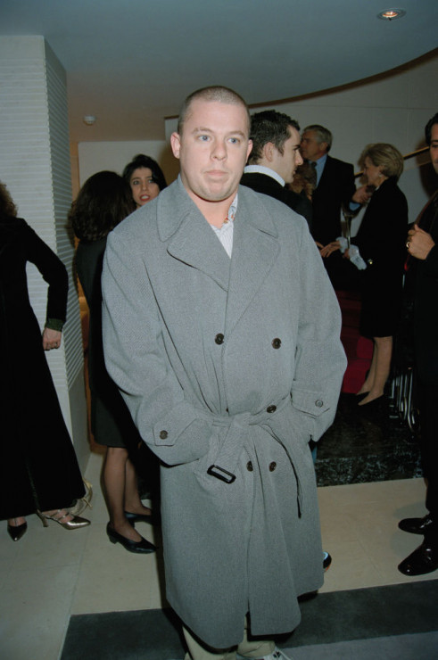 Alexander McQueen: 10. rocznica śmierci projektanta. Przypominamy jego najlepsze stylizacje
