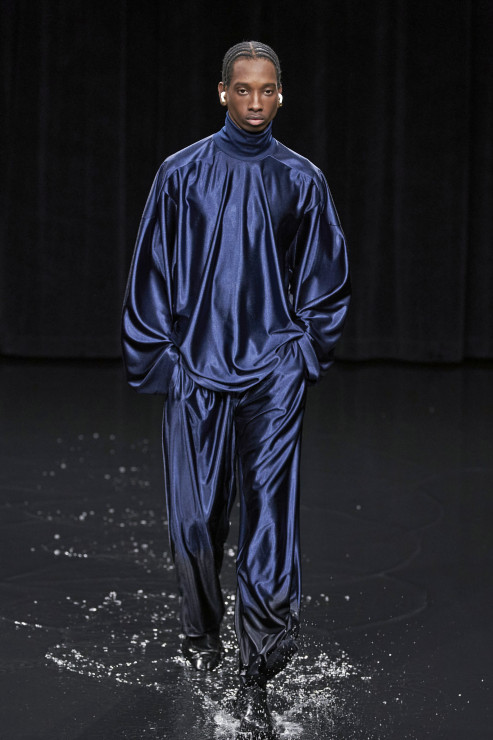 Moda męska: Balenciaga na sezon jesień/zima 2020/2021. Mrok na wybiegu [GALERIA]