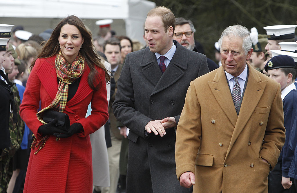 Książę Karol to prawdziwy król recyclingu. Te dwa płaszcze nosi od 4 dekad! Znaleźliśmy podobne [SHOPPING]