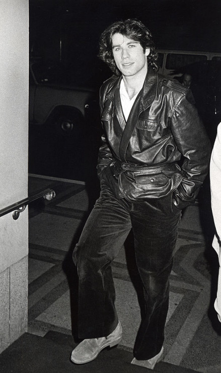 Stare zdjęcia Johna Travolty. W latach 70. i 80. nikt nie był bardziej cool niż on! [GALERIA]