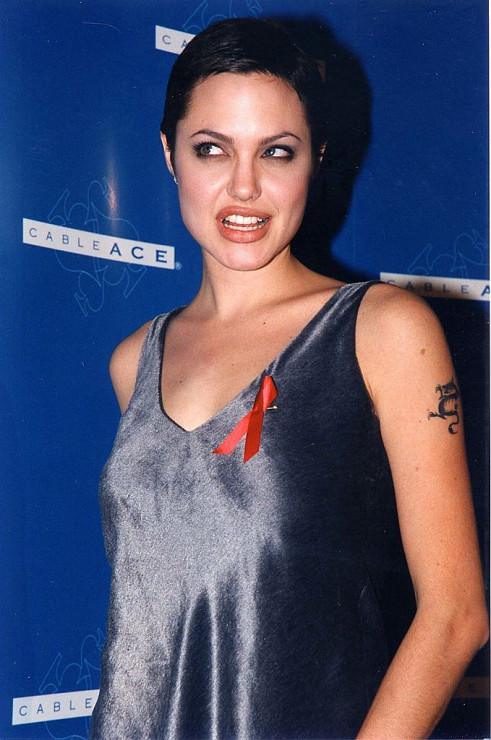 Angelina Jolie kończy 45 lat. Zobacz, jak wyglądała w młodości [STARE ZDJĘCIA]